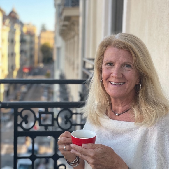 Meet your Posher, Laura - Picture 1 of 1